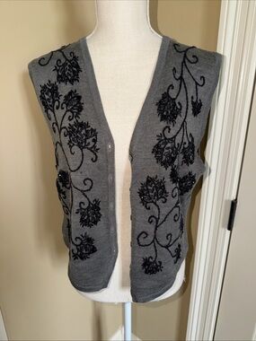 Vintage Susan Bristol Embroidered Sweater Vest Size M Gray Floral Cottagecore